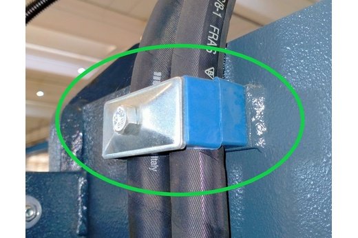 Anchoring hydraulic pipes